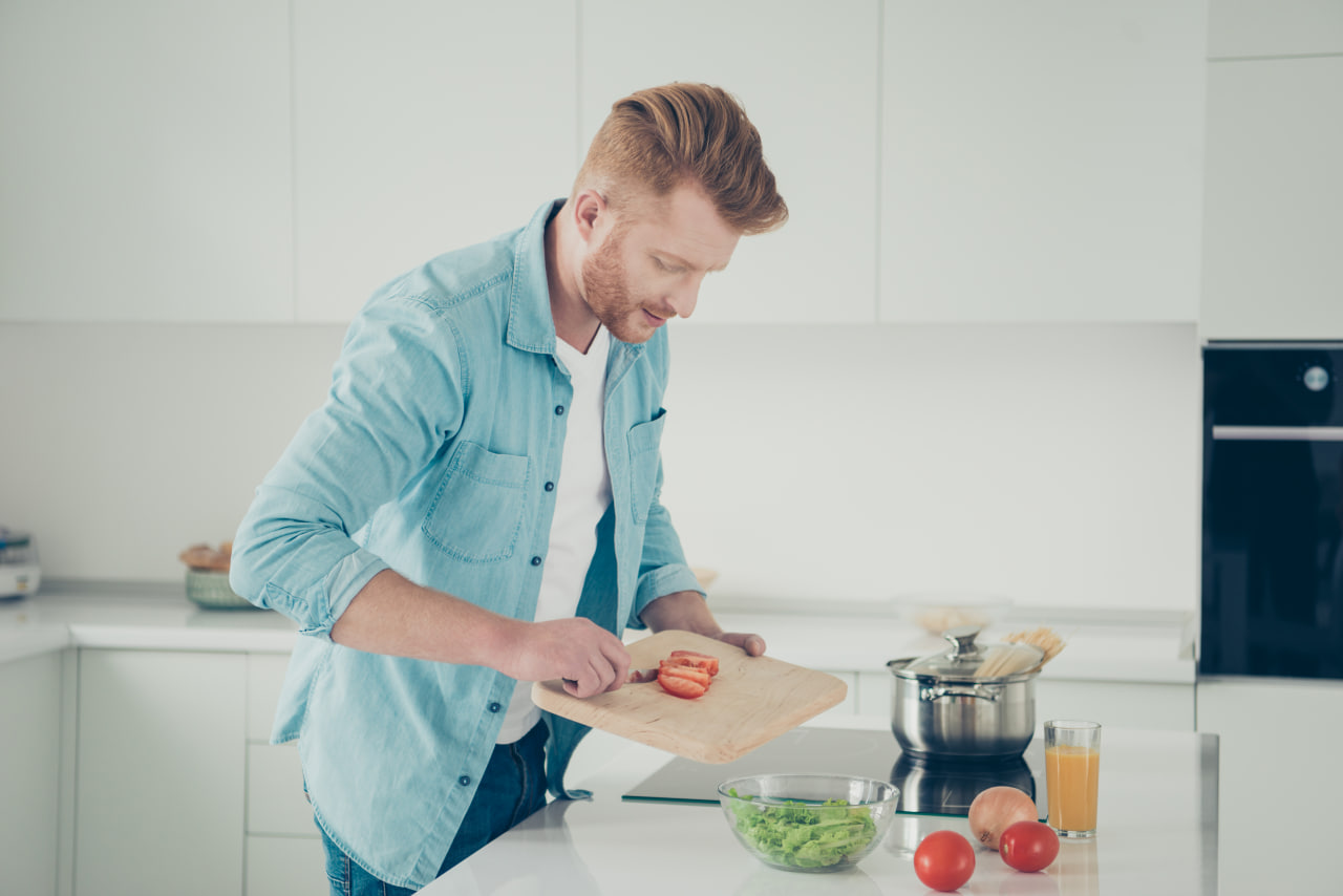 Escena de preparación de alimentos para una rutina masculina cotidiana